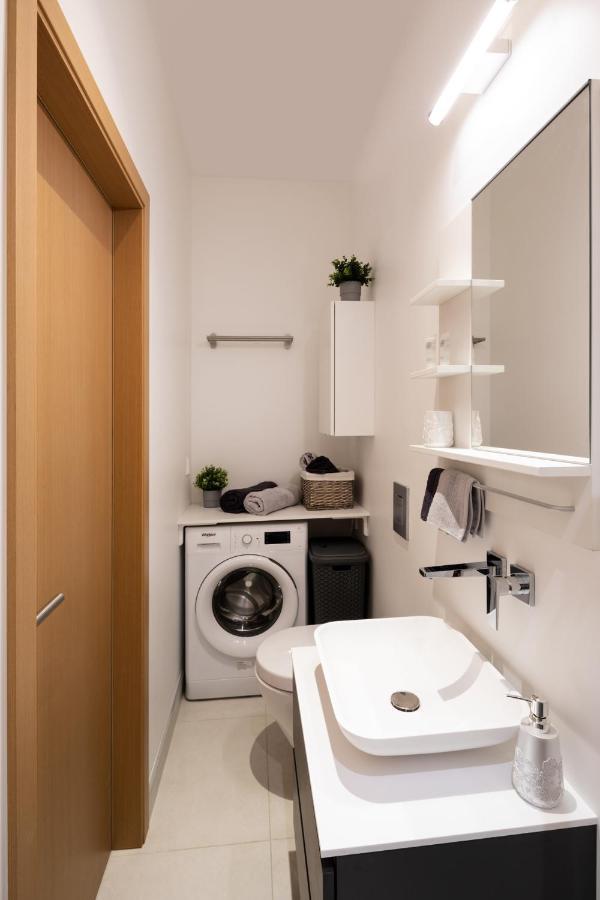 Modern Design Studio Apartment In Riga Center 외부 사진